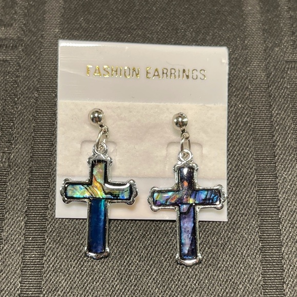 👋 3/$15 Cross Natural Shell 1” stud earrings NWT 🌈🟦 - Picture 3 of 7